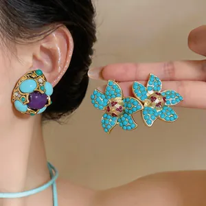 Vista dettagliata degli orecchini vintage a fiore con pietre turchesi e strass da donna