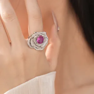 Eleganter silberner Rosenring mit einem leuchtend pinken Zirkonia und Akzenten