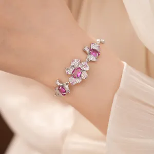 Detaillierte Nahaufnahme eines eleganten silberfarbenen Armbands mit rosa Zirkonia
