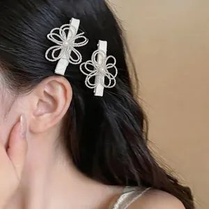 Elegante fermaglio per capelli con fiore di perla traforato, indossato dalla modella