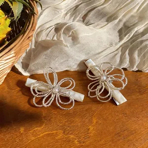Elegante set di due fermagli per capelli con fiori e perle su base in legno scuro