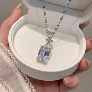 Elegante collana con ciondolo in zircone rettangolare viola chiaro in scatola regalo