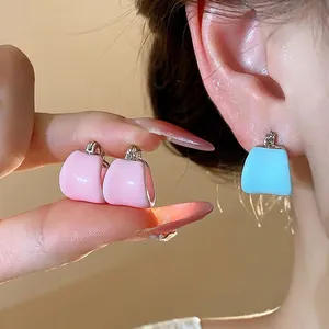 Élégantes boucles d'oreilles minimalistes en forme de U en émail pastel fini brillant pour femme