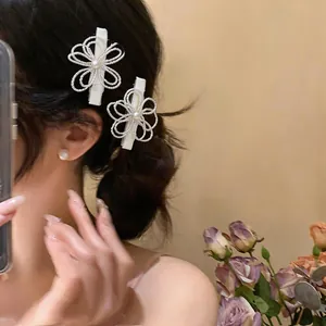Eleganti fermagli per capelli a fiore traforato con perla per un look chic.