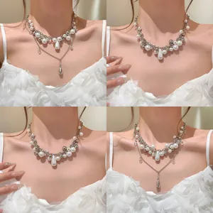 Elegante collana di perle multistrato francese con pendente a goccia su modella