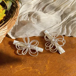 Dettaglio di fermagli per capelli a forma di fiore d'argento con perla