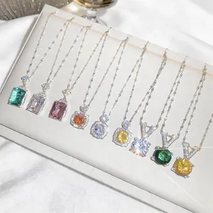 Vista dettagliata di collane in zirconia colorata con diverse forme di pendenti e catene in argento.
