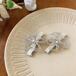 Vista dettagliata di eleganti fermagli per capelli a fiore d'argento con perla