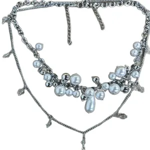 Elegante collana di perle multistrato stile francese con catena d'argento e perline di cristallo