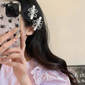 Eleganti mollette per capelli a forma di fiore con perle per un acconciatura raffinata