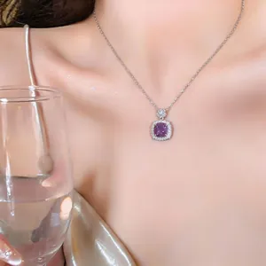 Elegante catena clavicola argento con un ciondolo in zircone viola vibrante e lucente