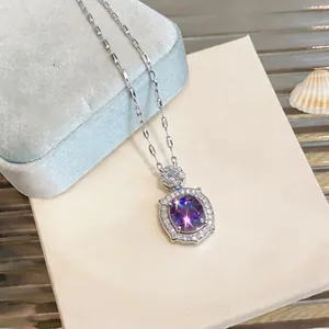 Vista dettagliata di una collana d'argento con ciondolo in zirconia viola ovale.