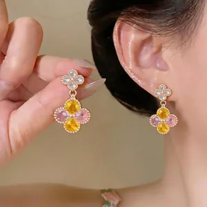 Koreanische Blumen-Ohrstecker aus Zirkonia mit rosa und gelben Kristallen in Goldoptik