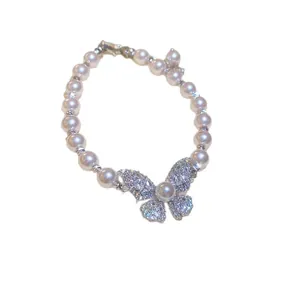 Elegant pearl bracelet featuring a sparkling zircon-encrusted butterfly charm design