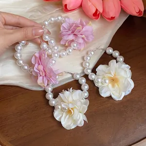 Eleganti orecchini a cerchio di perle in stile francese con fiori di stoffa e aghi d'argento