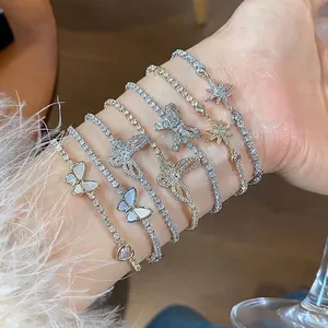 Eleganti bracciali placcati in oro 18 carati con zirconi e ciondoli a farfalla al polso