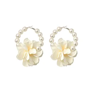 Eleganti orecchini a cerchio con fiori in tessuto bianco e perle per uno stile francese
