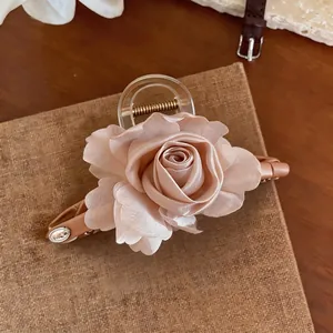Elegante molletta per capelli a rosa in tessuto beige con base in acrilico