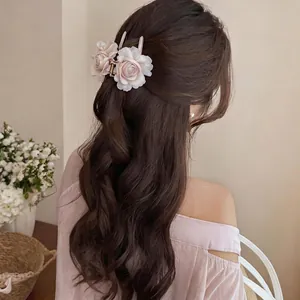 Elegante molletta per capelli con rose in tessuto per un'acconciatura dolce e chic.