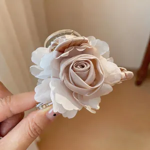Elegante molletta per capelli a forma di rosa beige con base in acrilico trasparente