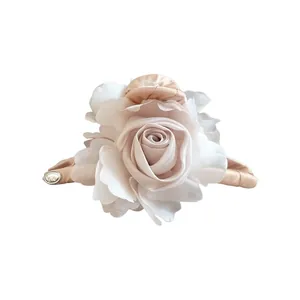 Elegante pinza per capelli con rosa in tessuto champagne e bianco per acconciature