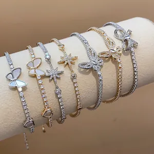 Vista dettagliata di bracciali placcati oro 18k con ciondoli a farfalla e stella.
