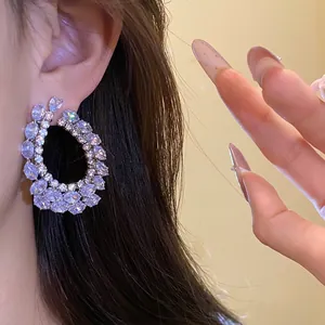 Elegante zilveren naald oorbellen met glinsterende zirkoon druppelvorm voor dames