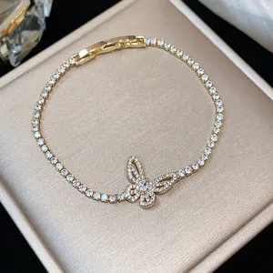 Dettaglio del bracciale a farfalla placcato oro 18 carati con zirconi scintillanti