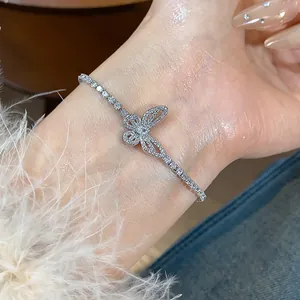 Dettaglio di un elegante bracciale a farfalla placcato oro 18 carati con zirconi lucenti