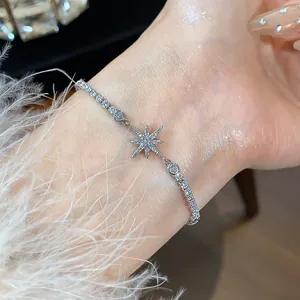 Dettaglio di un elegante bracciale a stella placcato in oro bianco 18k con zirconi