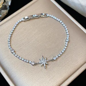 Vista macro dettagliata di un bracciale con ciondolo a stella argento e zirconi chiari