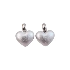 Eleganti orecchini a lobo a cuore minimalisti francesi con finitura argento perlato