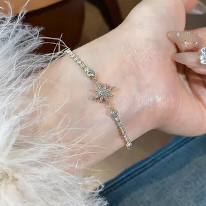 Elegante bracciale placcato oro con stella e zirconi scintillanti al polso