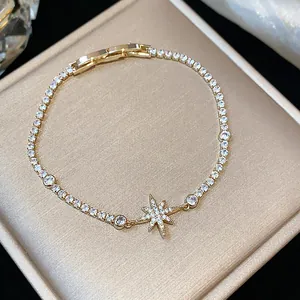 Primo piano di un elegante bracciale tennis placcato oro 18k con ciondolo stella brillante
