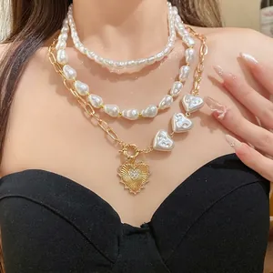 Collar multicapa de perlas y diamantes con colgante de corazón estilo retro