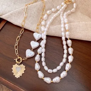 Elegante collar de perlas a capas con colgante de corazón dorado y pedrería en madera
