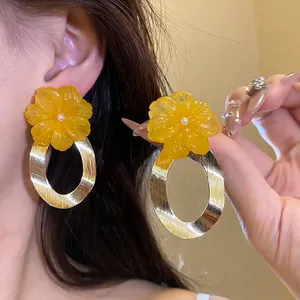Orecchini a Goccia in Resina a Forma di Fiore Giallo Con Perno in Argento Metallo Spazzolato Oro Perla Artificiale Gioielli Donna