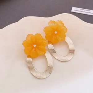 Eleganti orecchini a fiore in resina con ciondoli ovali dorati e perle