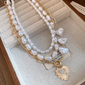 Collar multicapa de perlas barrocas con colgante de corazón con pedrería, choker vintage