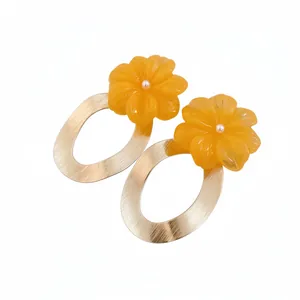 Eleganti orecchini a cerchio con fiori in resina gialla e aghi in argento, look chic.