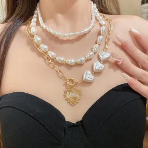 Vista detallada del lujoso collar de perlas de varias capas con colgante de corazón de strass