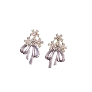 Süße Zirkon-Blumen und lila Emaille-Schleife Ohrstecker für Damen mit Silberstiften
