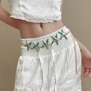 Detailansicht einer mintgrünen Seestern-Körperkette, kombiniert mit einem weißen Outfit.