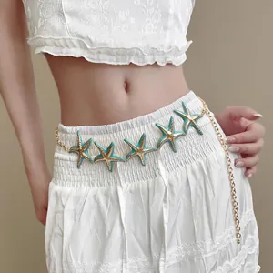 Nahaufnahme einer mintgrünen Seestern-Taillenkette an einem Modell im Boho-Stil