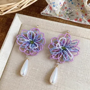 Boucles d'oreilles fleurs en perles faites main avec zircon et goutte de perle