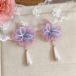 Boucles d'oreilles élégantes en perles fleurs évidées avec perles gouttes
