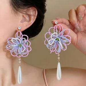 Boucles d'oreilles fleurs en perles faites main avec pampille en perle goutte élégante