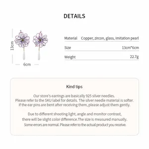 Vue détaillée de boucles d'oreilles fleuries élégantes avec perles poires et dimensions