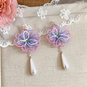 Vue détaillée de boucles d'oreilles fleur en perles avec pampilles de perles gouttes