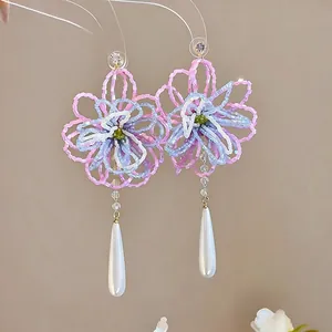 Boucles d'oreilles fleurs en perles faites main avec élégants pendentifs perles goutte d'eau